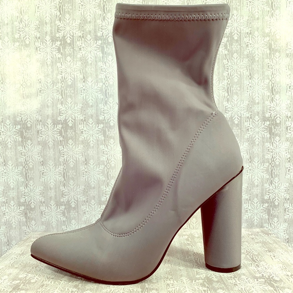 GRAY STRETCH BOOTS 4” ROUND HEELS SIZE 8 by GYI